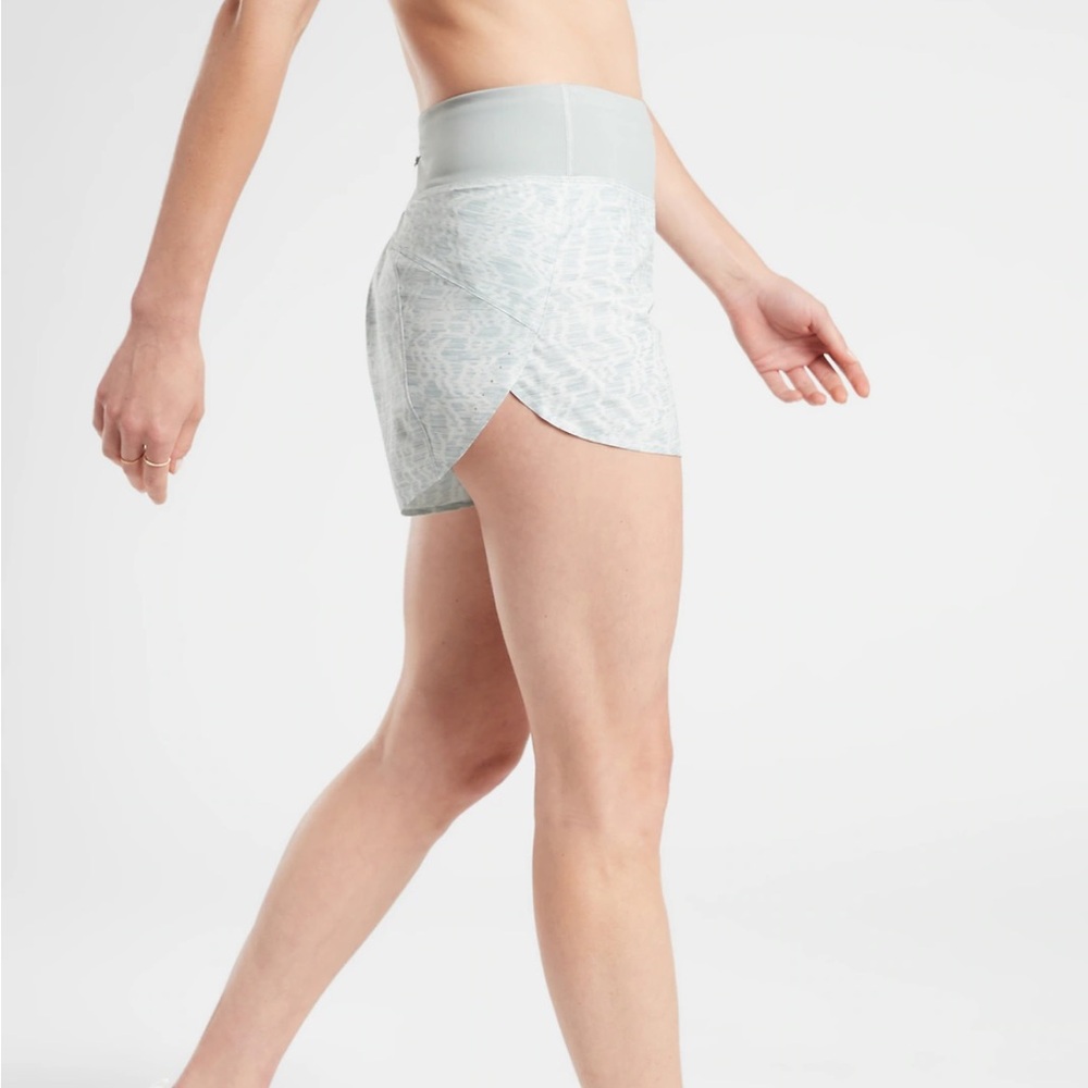 Athleta printed run with it 3.5” shorts